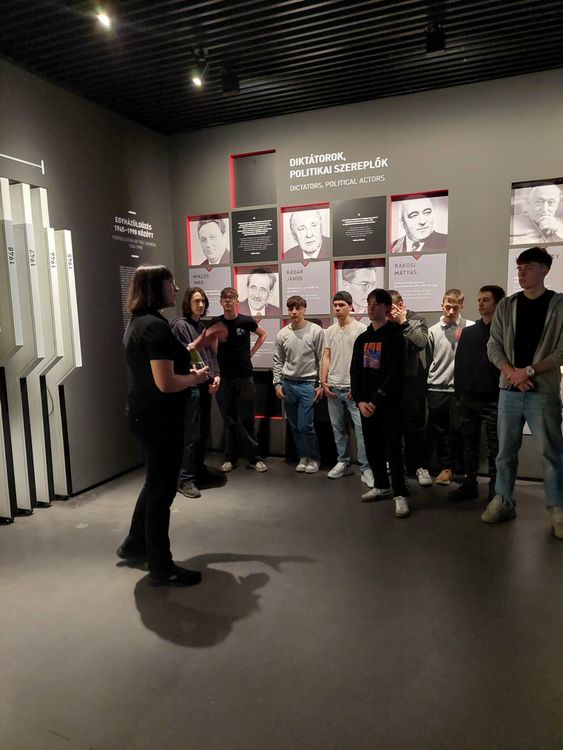 A „3T másképp: Táskarádió, trapéznadrág, táncdalfesztivál”