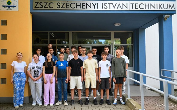 Folyatjuk a kilencedikes osztályaink bemutatását a 9. b osztállyal