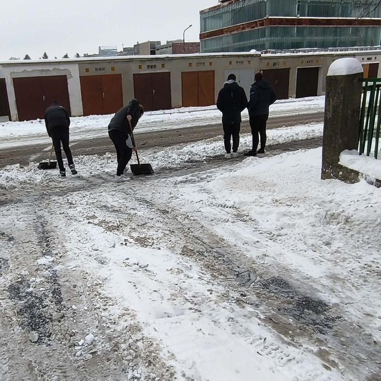  Intézmény környékének hómentesítése