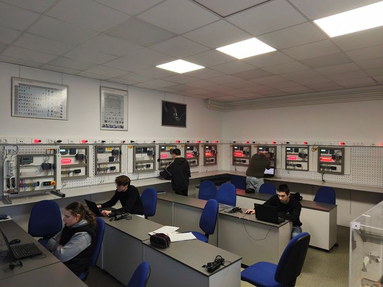 Folyamatirányítás tanóra - 12.D