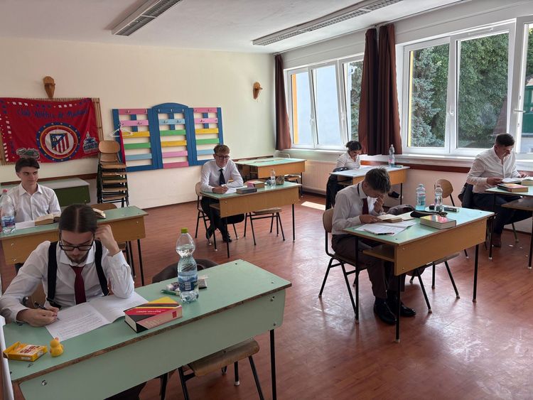Az utolsó tollvonások is a papírra kerülnek