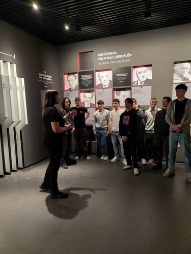 A „3T másképp: Táskarádió, trapéznadrág, táncdalfesztivál”