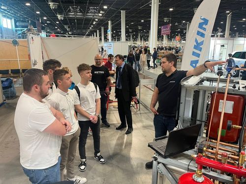 Mesterházi Kristóf a Daikin oktató szervizmérnöke oktatja az épületgépész technikusokat - Plumbskills.hu
