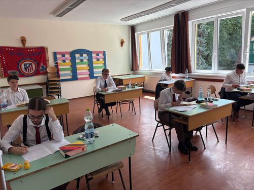 Az utolsó tollvonások is a papírra kerülnek