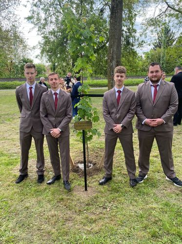 Széchenyisek a végzősök fájának ültetésén a Rózsa-ligetben