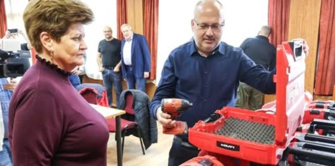 Hilti-gépeket kapott a zalai technikum – több milliós eszközökkel támogatják a gyakorlati oktatást (galéria) - ZAOL